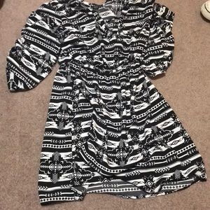 Short black and white arrow dress